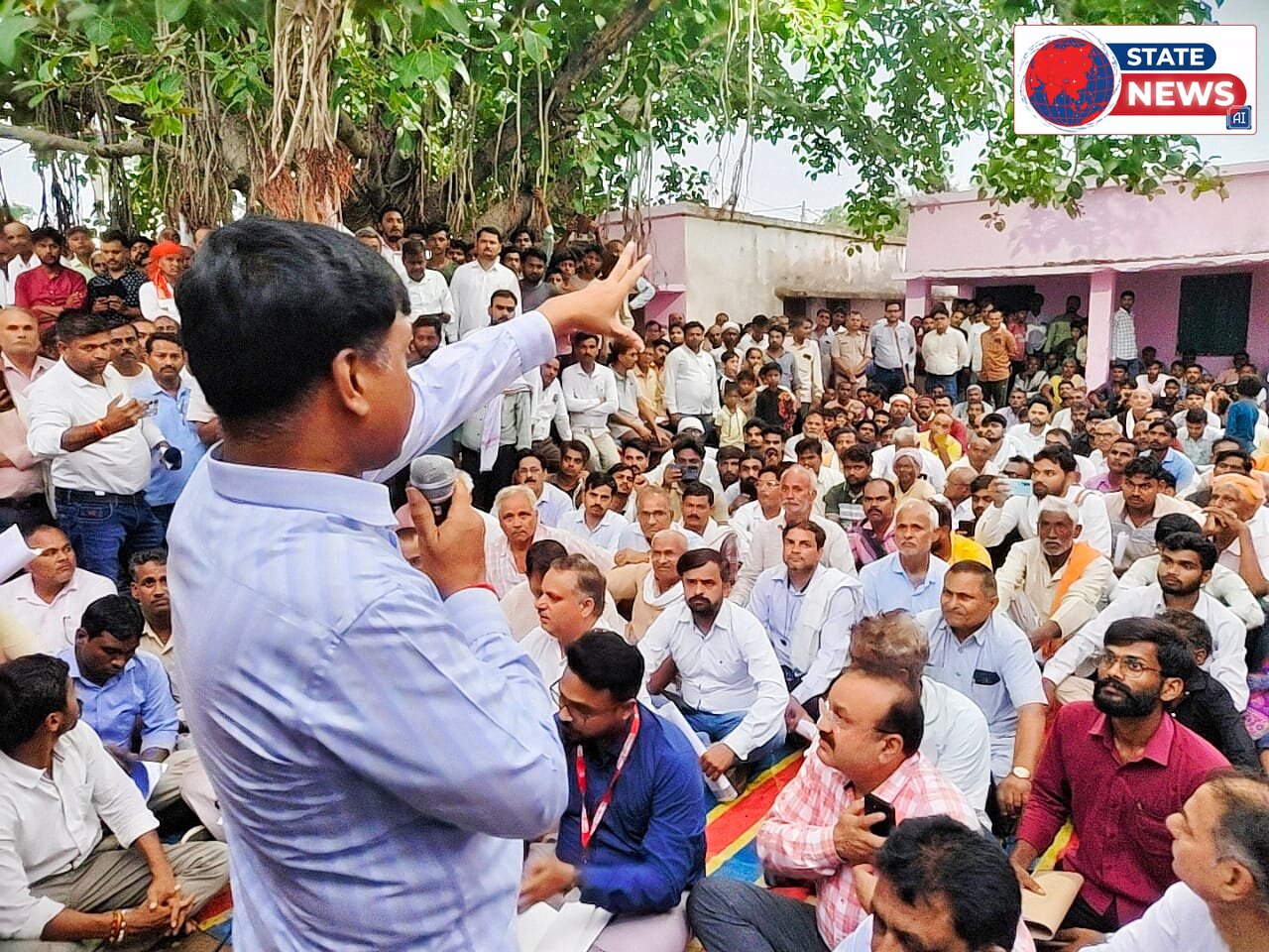 कलेक्टर का गैर एसी बस से गांव दौरा