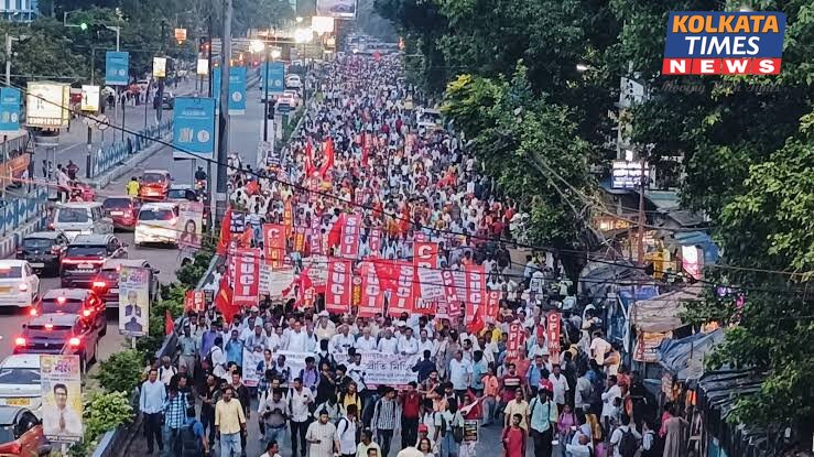 নীট আন্দোলনে উত্তাল কলকাতা, ধর্মতলায় সাংবাদিক ও পুলিশের দিকে জুতো-বোতল ছোড়ার অভিযোগ; শিক্ষায় স্বচ্ছতার দাবিতে রাজপথে ছাত্রদের বিক্ষোভ !