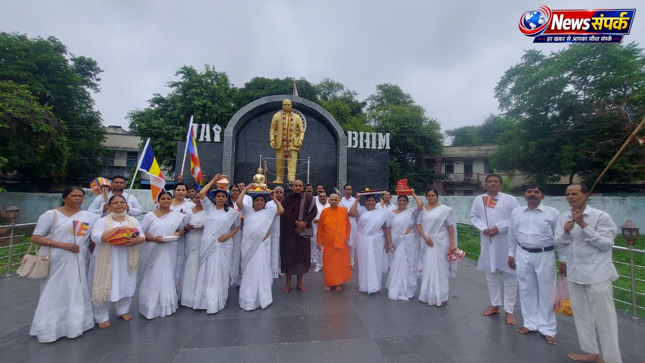 करुणा बुद्ध विहार में धम्म चक्क पवत्तन दिवस पर श्रद्धालुओं ने लिया उपोसथ व्रत, भिक्षु संघ को किया धम्मदान