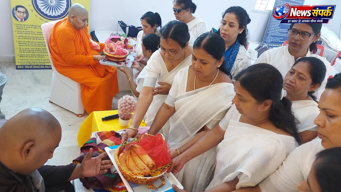 करुणा बुद्ध विहार में धम्म चक्क पवत्तन दिवस पर श्रद्धालुओं ने लिया उपोसथ व्रत, भिक्षु संघ को किया धम्मदान