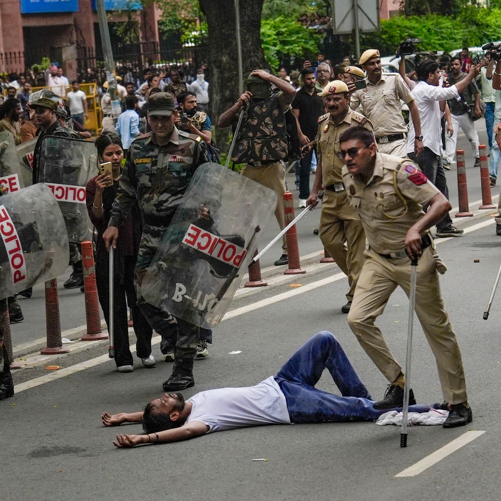 दिल्ली सरकार ने कहा प्रदर्शनकारियों पर कोई कार्रवाई नहीं होगी पुलिस ने तेरह एफआईआर दर्ज की थीं क्रिमिनल रिकॉर्ड वालों पर होगी कार्रवाई