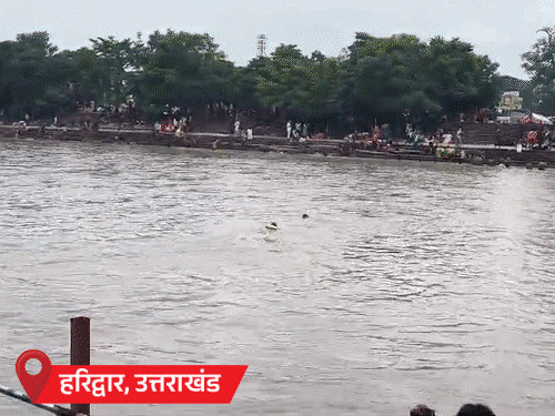 मध्य प्रदेश उत्तर प्रदेश गुजरात बिहार समेत सोलह राज्यों में भारी बारिश उत्तराखंड में भूस्खलन घरों में मलबा गाड़ियों का बहाव