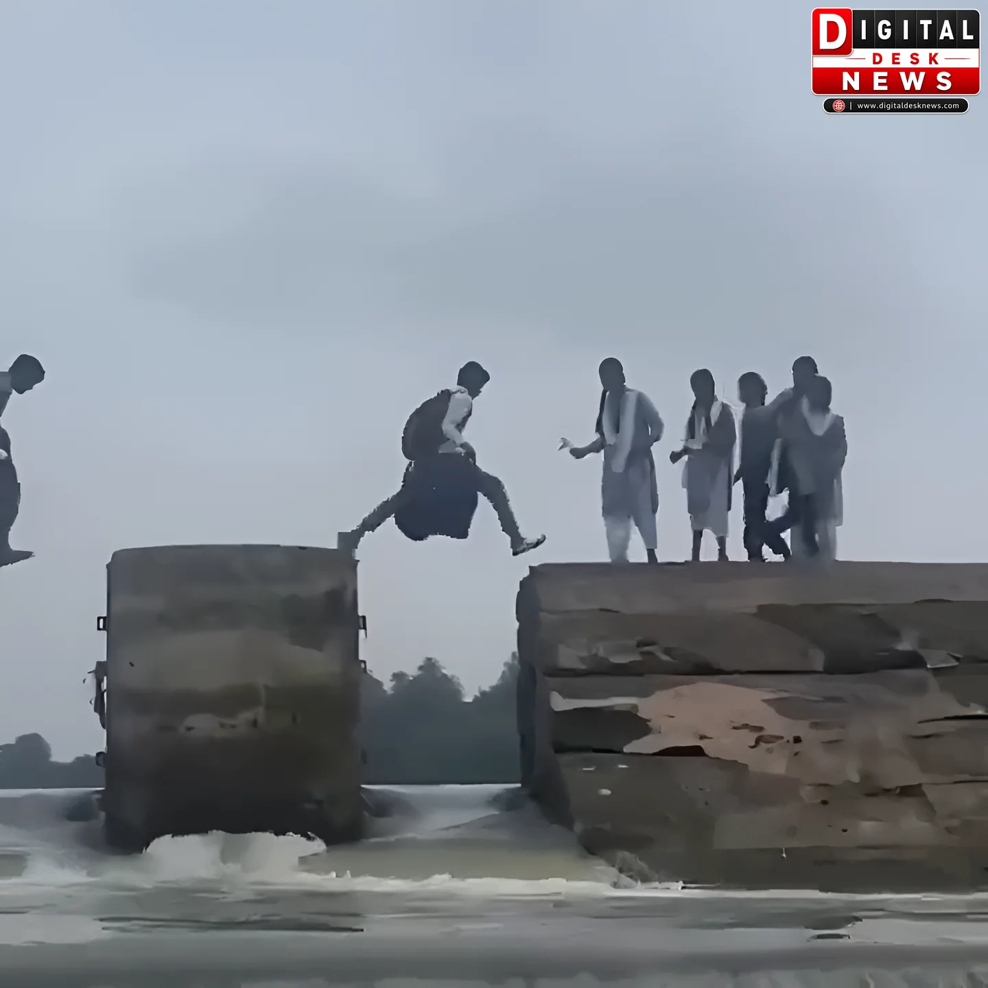 जान जोखिम में डालकर बेतवा पार करते थे बच्चे, VIDEO वायरल होने के बाद प्रशासन हरकत में आया