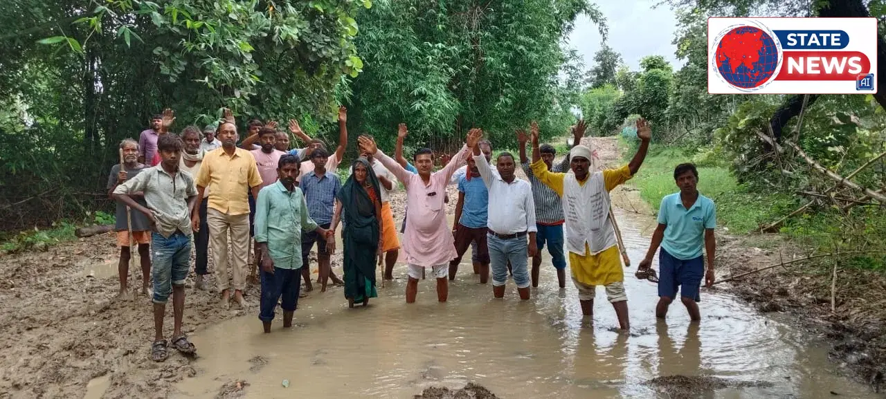 सड़क पर धान रोपकर फूटा ग्रामीणों का गुस्सा, तीन दिन बाद प्रशासन के आश्वासन पर टूटा आमरण अनशन