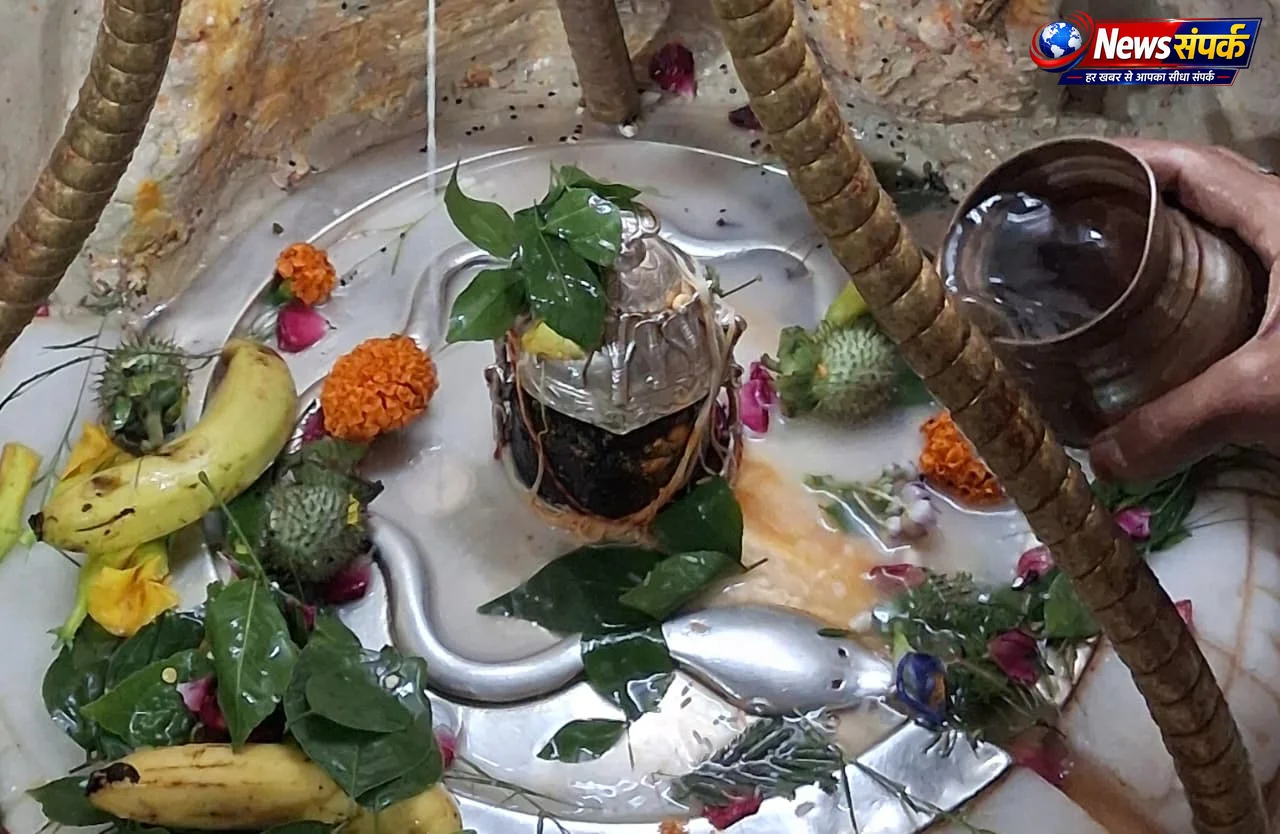 सावन के तीसरे सोमवार पर बड़े वाले महादेव मंदिर में उमड़ा आस्था का सैलाब