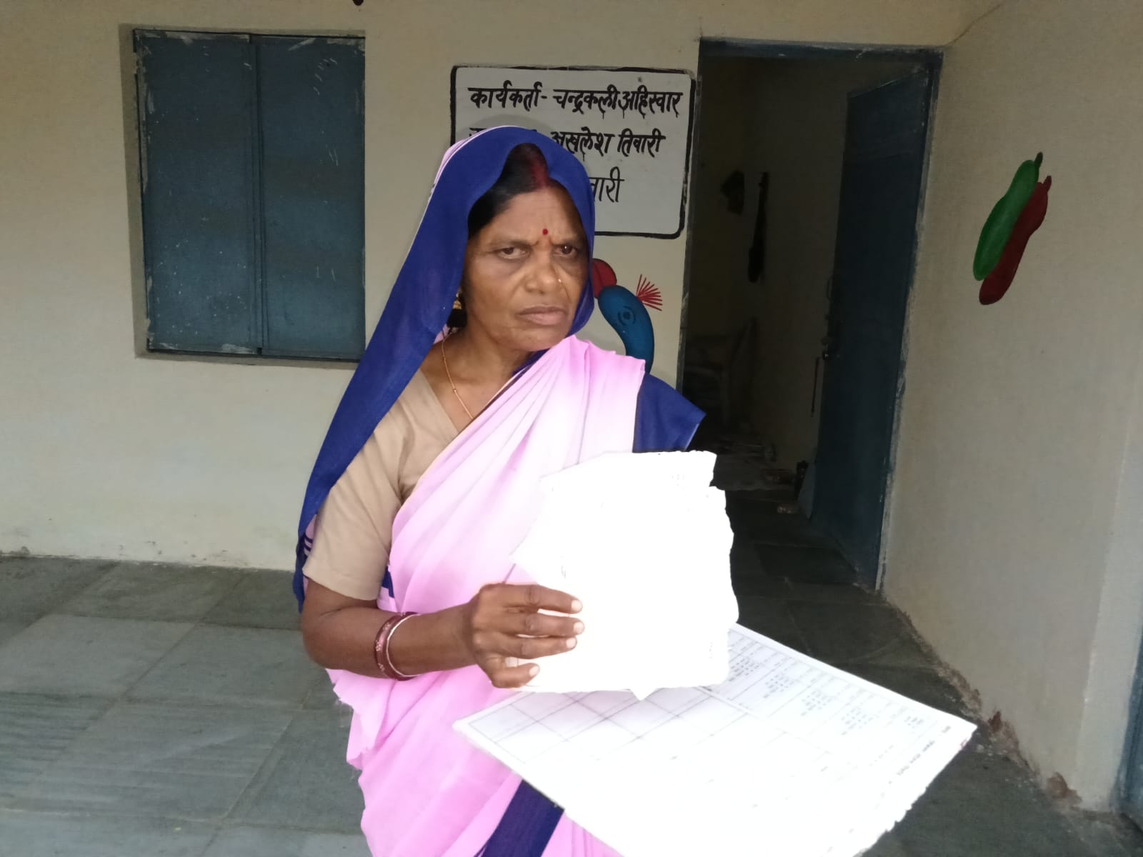 आंगनवाड़ी सहायिका की मदद में उठी आवाज तो वायरल वीडियो ने मचाई हलचल, अधिकारी बोले—‘वीडियो से छेड़छाड़ हुई, कलेक्टर पर जताया भरोसा
