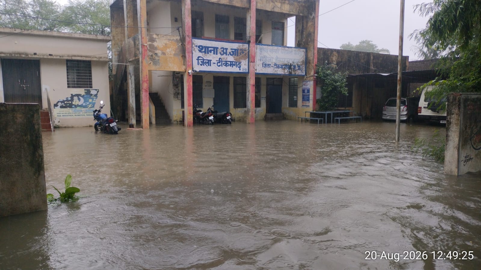 बारिश ने खोली प्रशासनिक दावों की पोल: सीएम के दौरे से ठीक पहले जलमग्न हुआ टीकमगढ़, VIP रूट चमका लेकिन बाकी शहर बदहाल
