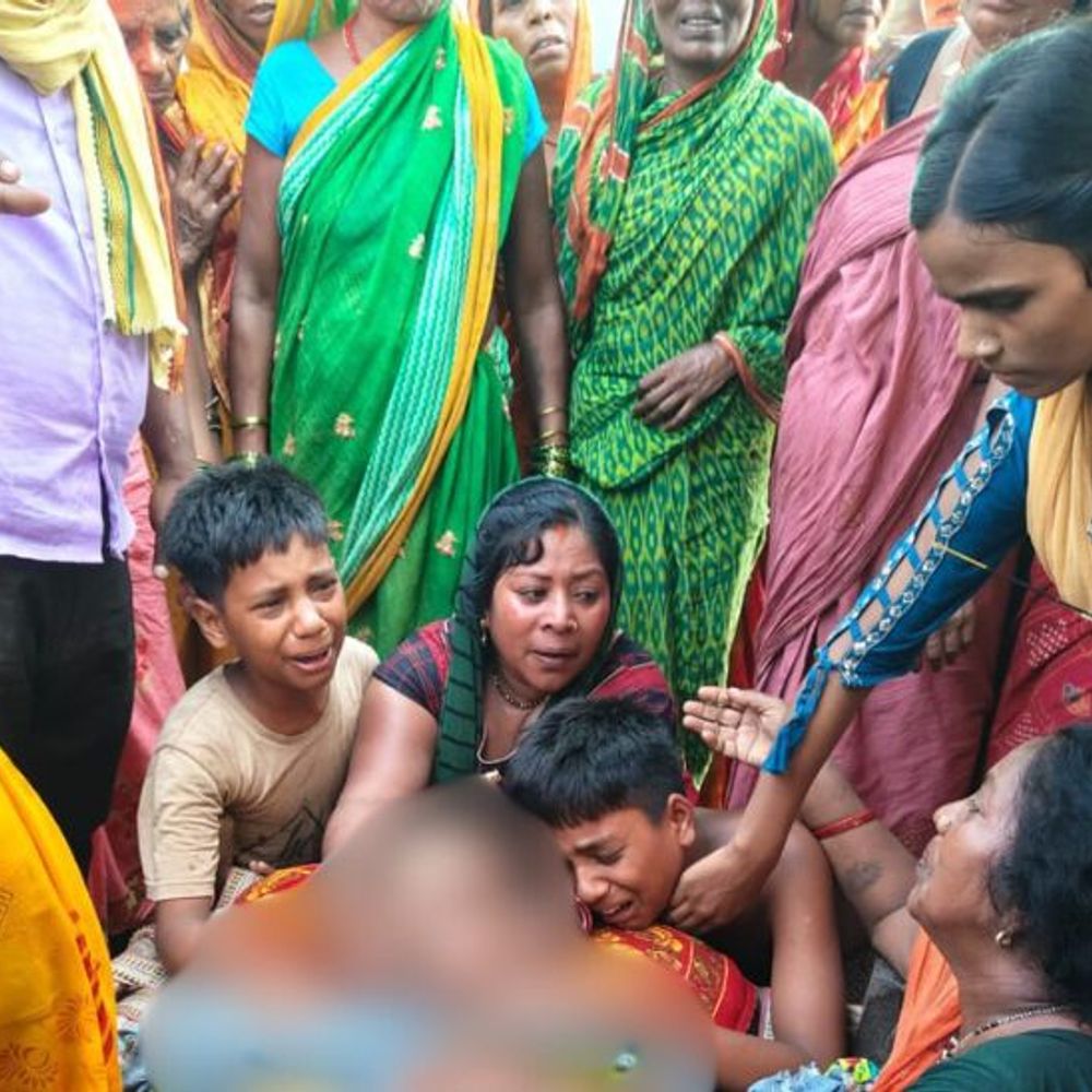 बिहार के नौतन में बिजली के खंभे से ई-रिक्शा चार्ज करते समय एक दुखद हादसा हुआ, जिसमें 38 वर्षीय ई-रिक्शा चालक की करंट लगने से मौत हो गई। मृतक अपने तीन बच्चों का एकमात्र सहारा था।