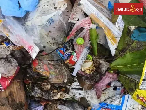 गाडरवारा सिविल अस्पताल में बायोमेडिकल वेस्ट निपटारे में लापरवाही:नगरपालिका की कचरा गाड़ी में डाला जा रहा, संक्रमण का खतरा