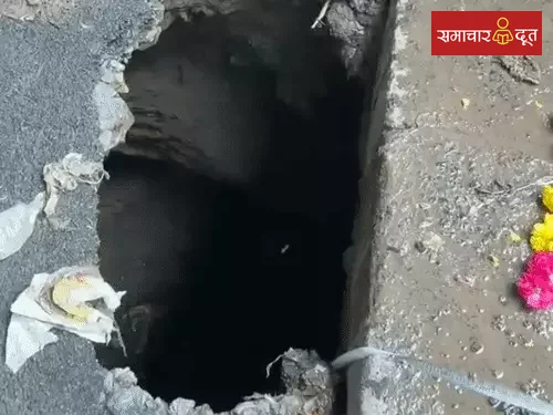इंदौर में नौ दिन के भीतर दूसरी बार सड़क धंसी: वाल्मीकि बस्ती में बना 20 फीट गहरा गड्ढा