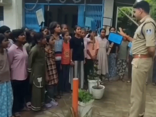 स्कूल के बाथरूम में बंद होकर शिक्षक कर रहे प्यार, बच्चों ने लगाई शिकायत