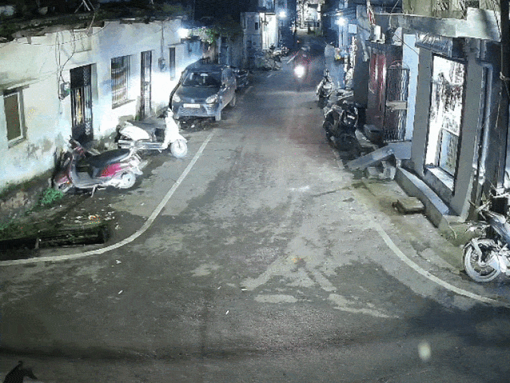 जबलपुर में महिला से मोबाइल छीनकर भागे मोपेड सवार, CCTV में कैद वारदात