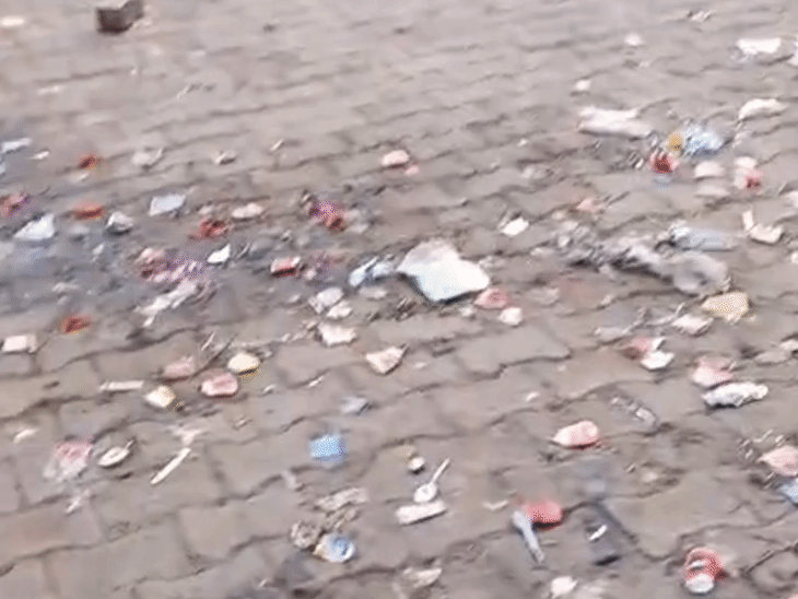शिवपुरी में सफाईकर्मियों की हड़ताल का सातवां दिन: कचरे के ढेर, 8 मांगें मानीं