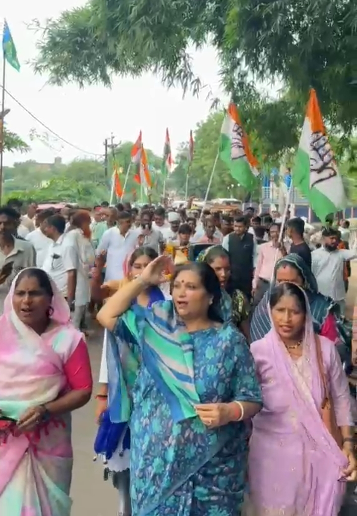 जतारा में महंगाई के खिलाफ कांग्रेस का अनोखा प्रदर्शन: किरण अहिरवार ने उठाई आवाज, SDM को सौंपा ज्ञापन