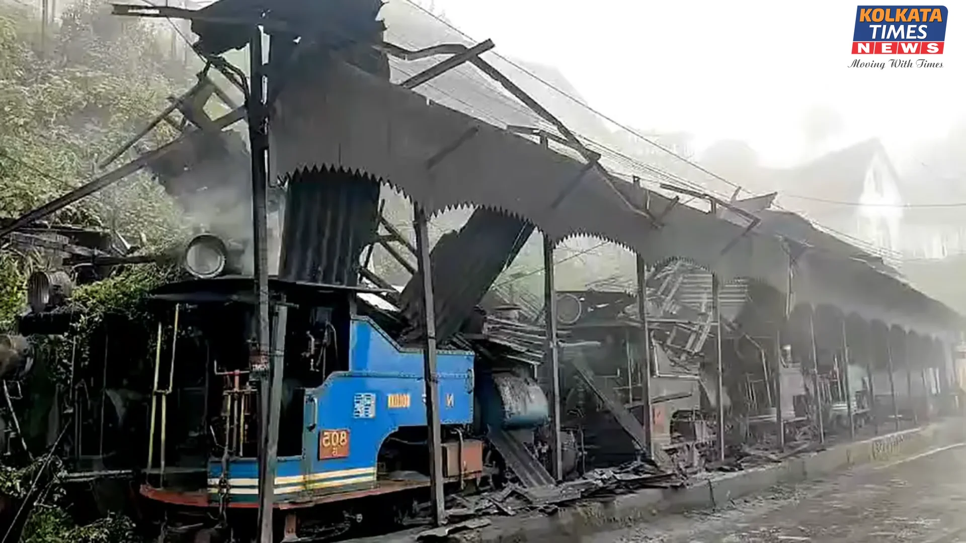 টানা বৃষ্টিতে দার্জিলিংয়ে হুড়মুড়িয়ে ভাঙল টয় ট্রেনের লোকো শেড, আহত ৭! বাতিল জয় রাইড !