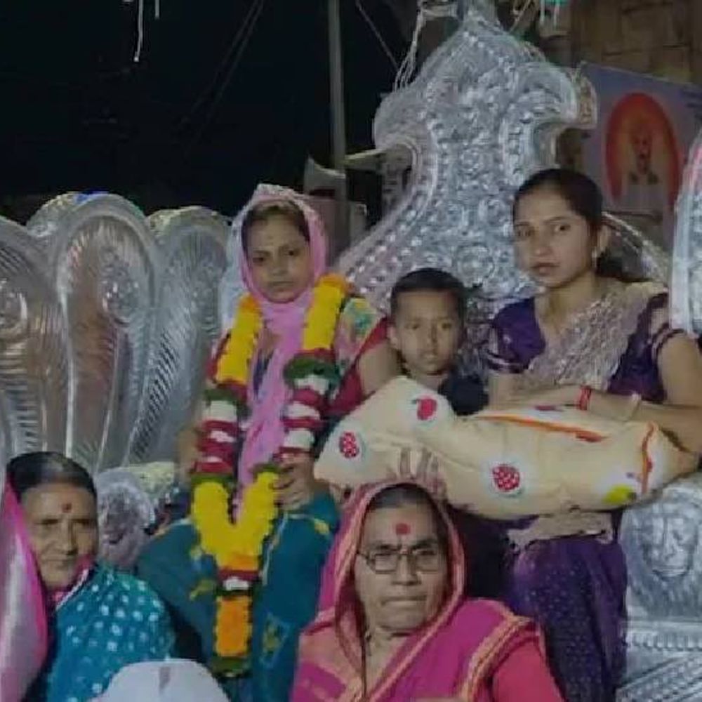 200 साल बाद बीड़ में बेटी का जन्म, रथ में लाकर ढोल-नगाड़ों से स्वागत