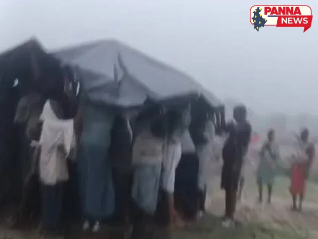 पन्ना में बारिश के कारण रुका अंतिम संस्कार, चिता पर पन्नी लगाकर किया गया दाह-संस्कार
