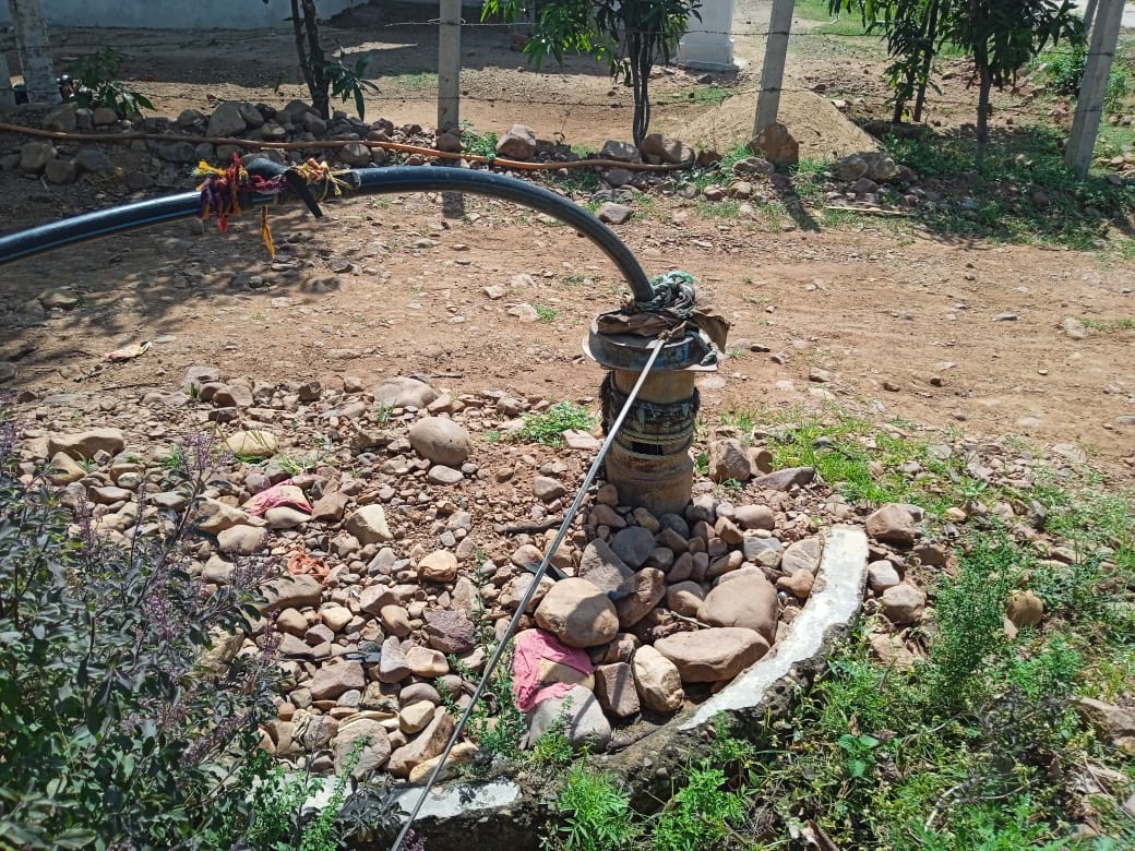 खरीद कर पानी पीने को मजबूर हैं विस्थापित गावों के आदिवासी ! अधिकारियों , ठेकेदार की मिलीभगत से करोड़ों का गोलमाल ?