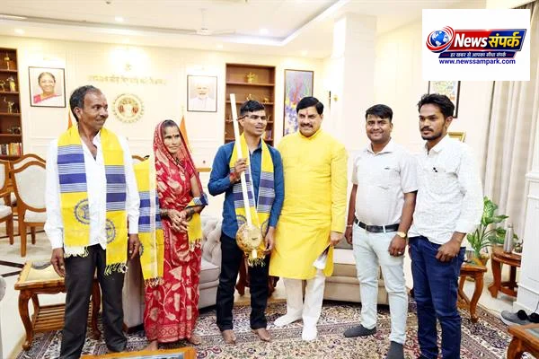 मुख्यमंत्री डॉ. यादव ने कहा कि राज्य सरकार फिल्म "हनुमान अंश" के गायक श्री लोधी को प्रोत्साहित करेगी