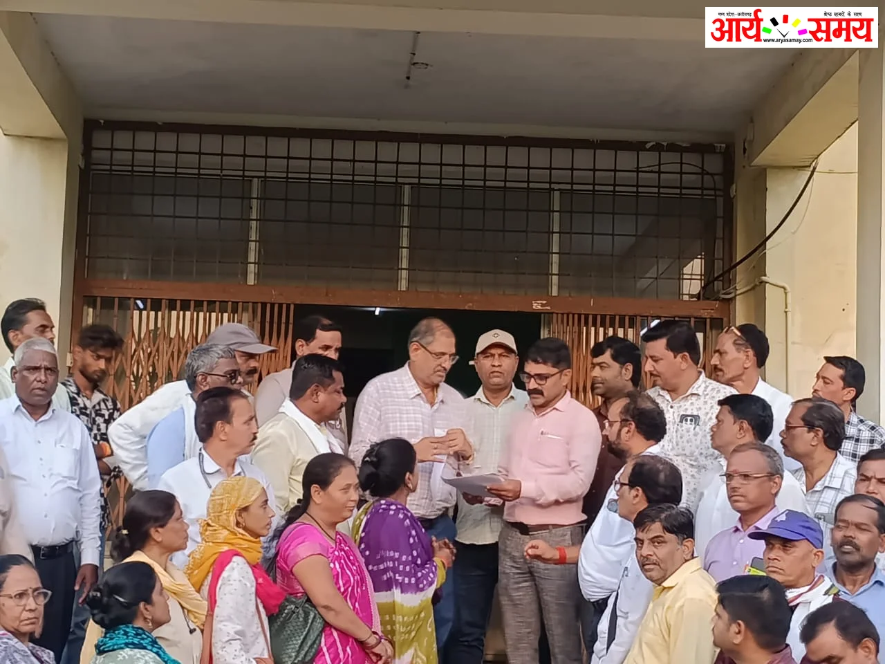 Jabalpur News: मध्य प्रदेश राज्य कर्मचारी संघ ने नायब तहसीलदार को सौंपा ज्ञापन, TET निरस्तीकरण, पुरानी पेंशन और ई-अटेंडेंस में सुधार की उठाई