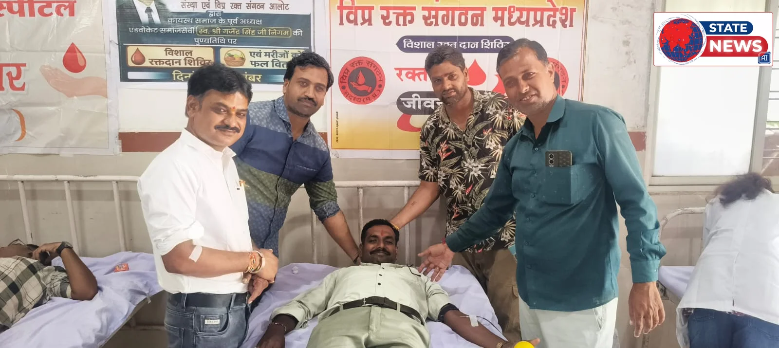 स्व. गजेंद्र सिंह निगम की पुण्यतिथि पर 40 यूनिट रक्तदान, मरीजों को फल-बिस्किट वितरित