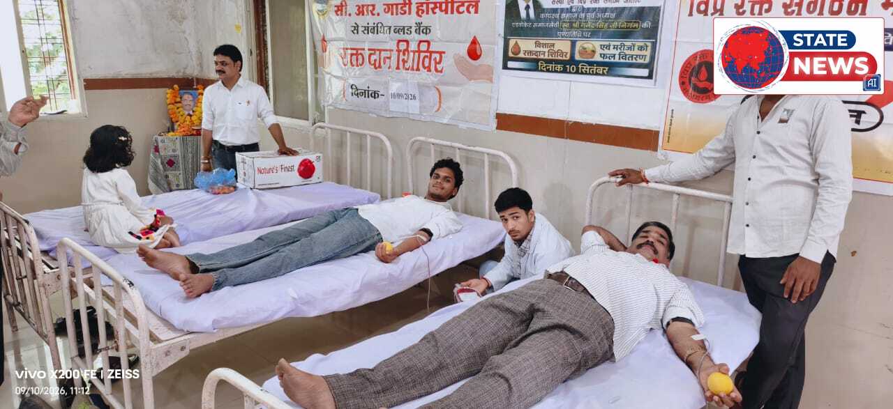 स्व. गजेंद्र सिंह निगम की पुण्यतिथि पर 40 यूनिट रक्तदान, मरीजों को फल-बिस्किट वितरित