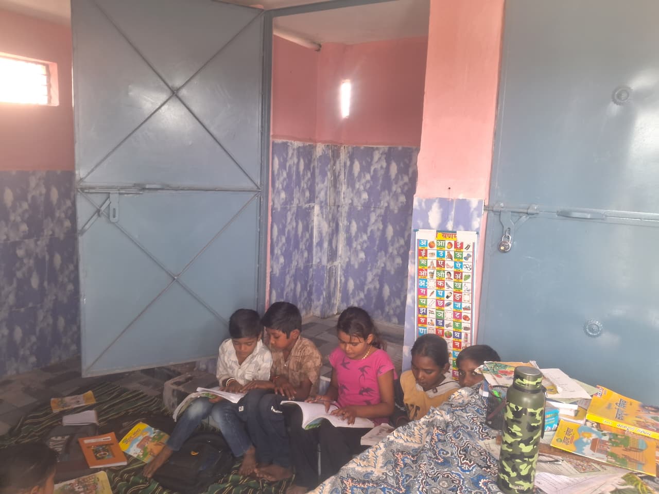 ग्रामीणों का आरोप बच्चों को शौचालय में शिक्षा
