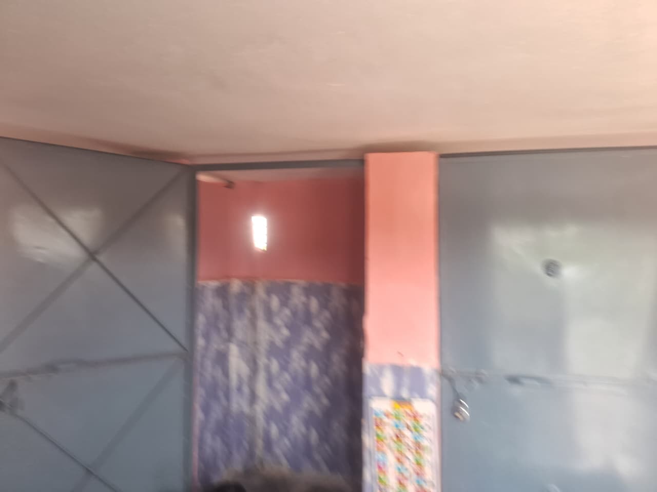 ग्रामीणों का आरोप बच्चों को शौचालय में शिक्षा