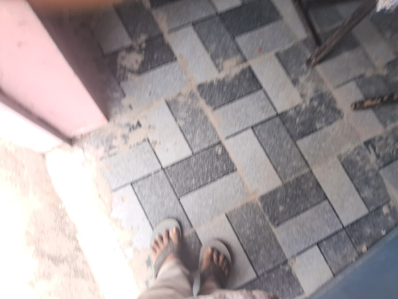 ग्रामीणों का आरोप बच्चों को शौचालय में शिक्षा