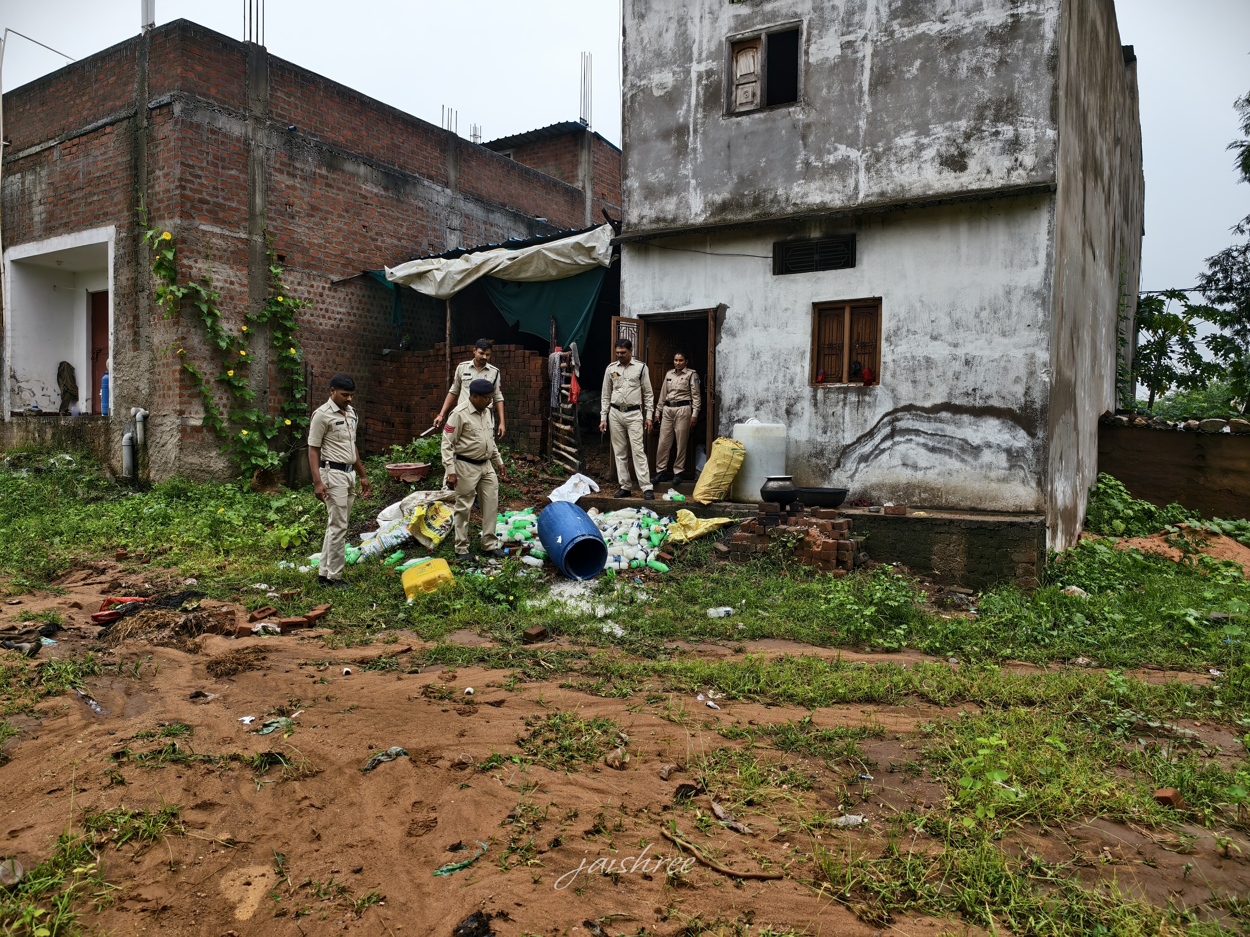 जहरीली शराब के खतरे के बीच अलीराजपुर में आबकारी-पुलिस का शिकंजा, 7 प्रकरण दर्ज
नानपुर, अजंदा और खरपाई में तड़के दबिश; 172 बल्क लीटर अवैध मदिरा और 200 किलो महुआ लहान जब्त, निर्माण सामग्री नष्ट