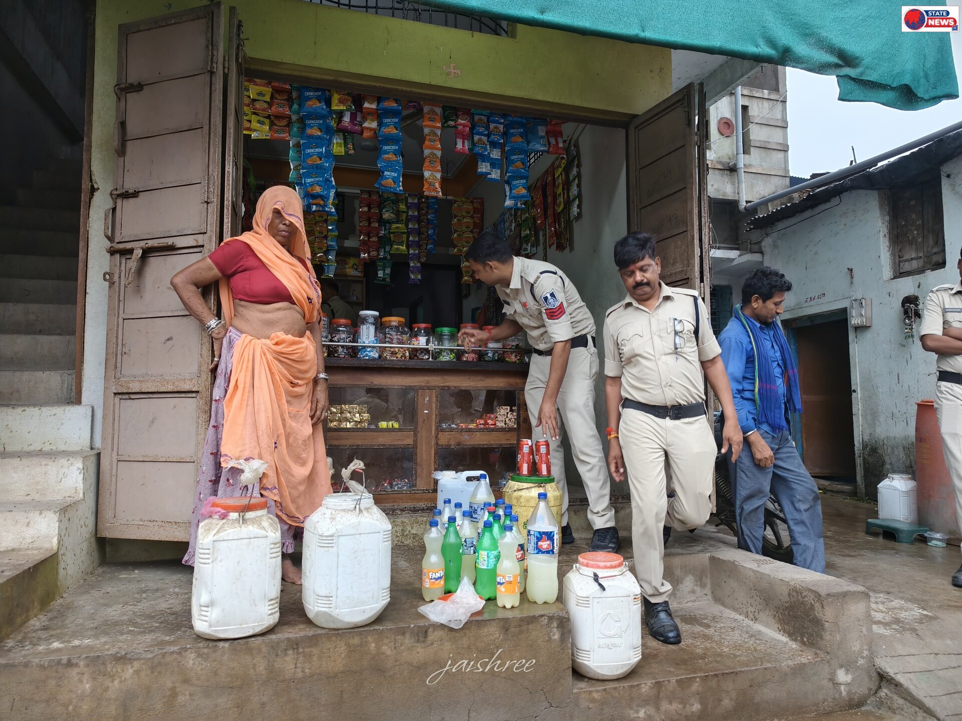 जहरीली शराब के खतरे के बीच अलीराजपुर में आबकारी-पुलिस का शिकंजा, 7 प्रकरण दर्ज
नानपुर, अजंदा और खरपाई में तड़के दबिश; 172 बल्क लीटर अवैध मदिरा और 200 किलो महुआ लहान जब्त, निर्माण सामग्री नष्ट
