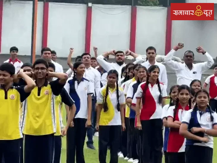 जेन-जी स्टाइल में ‘छात्रों की गूंज’ का प्रचार:न ढोल-नगाड़े, न हार-फूल… जींस-टीशर्ट में युवाओं के बीच पहुंच रहे कांग्रेसी; नुक्कड़ नाटक, गिटा