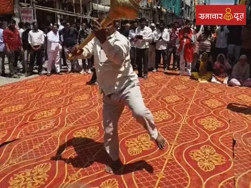 उज्जैन में गूंजा- लाठी-गोली खाएंगे, मंदिर यहीं बनाएंगे:खड़े हनुमान के लिए जुटे श्रद्धालु; बोले- दम है तो दिन में हटाइएगा, हम सीने पर गोली खाए