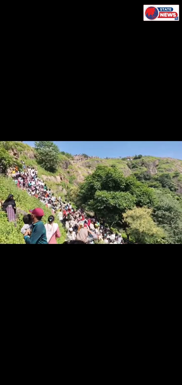 जतारा के अब्दाल पहाड़ पर लगा सालाना मेला, हजारों जायरीन का   दरगाह पर पहुंचा जनसैलाब *  *टीकमगढ़।* जतारा के प्रसिद्ध अब्दाल पहाड़ पर गुरुवार