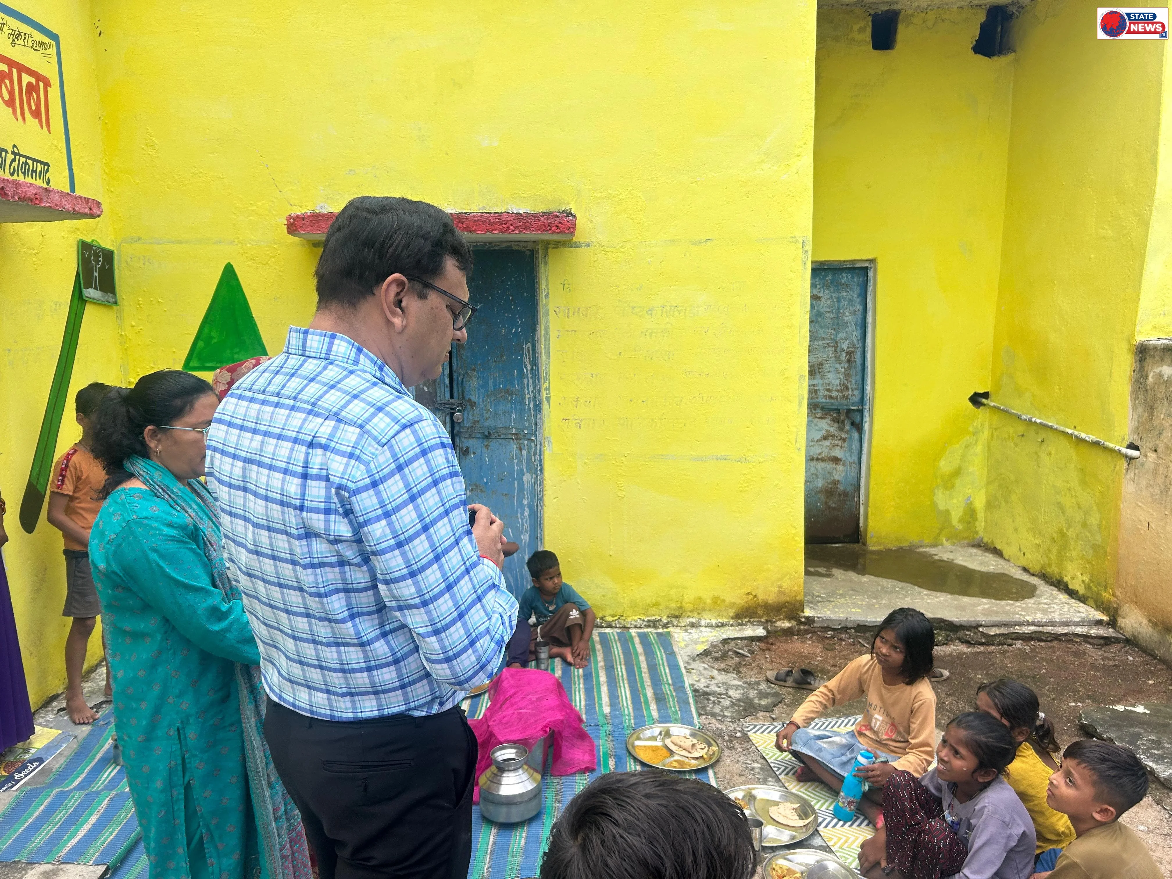 कलेक्टर ने पलेरा में स्कूल और आंगनवाड़ी का किया औचक निरीक्षण, कम उपस्थिति पर मांगा जवाब*  *टीकमगढ़।* जनविश्वास अभियान के तहत कलेक्टर विवेक श