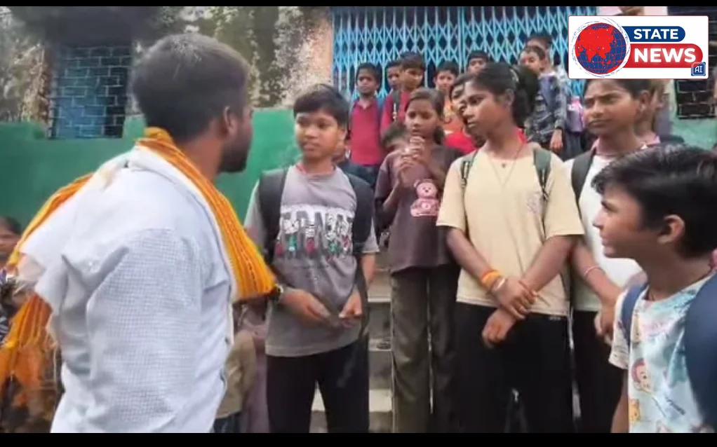 बच्चों ने टौरिया स्कूल में गंदगी से आक्रोशित होकर लगाया ताला
