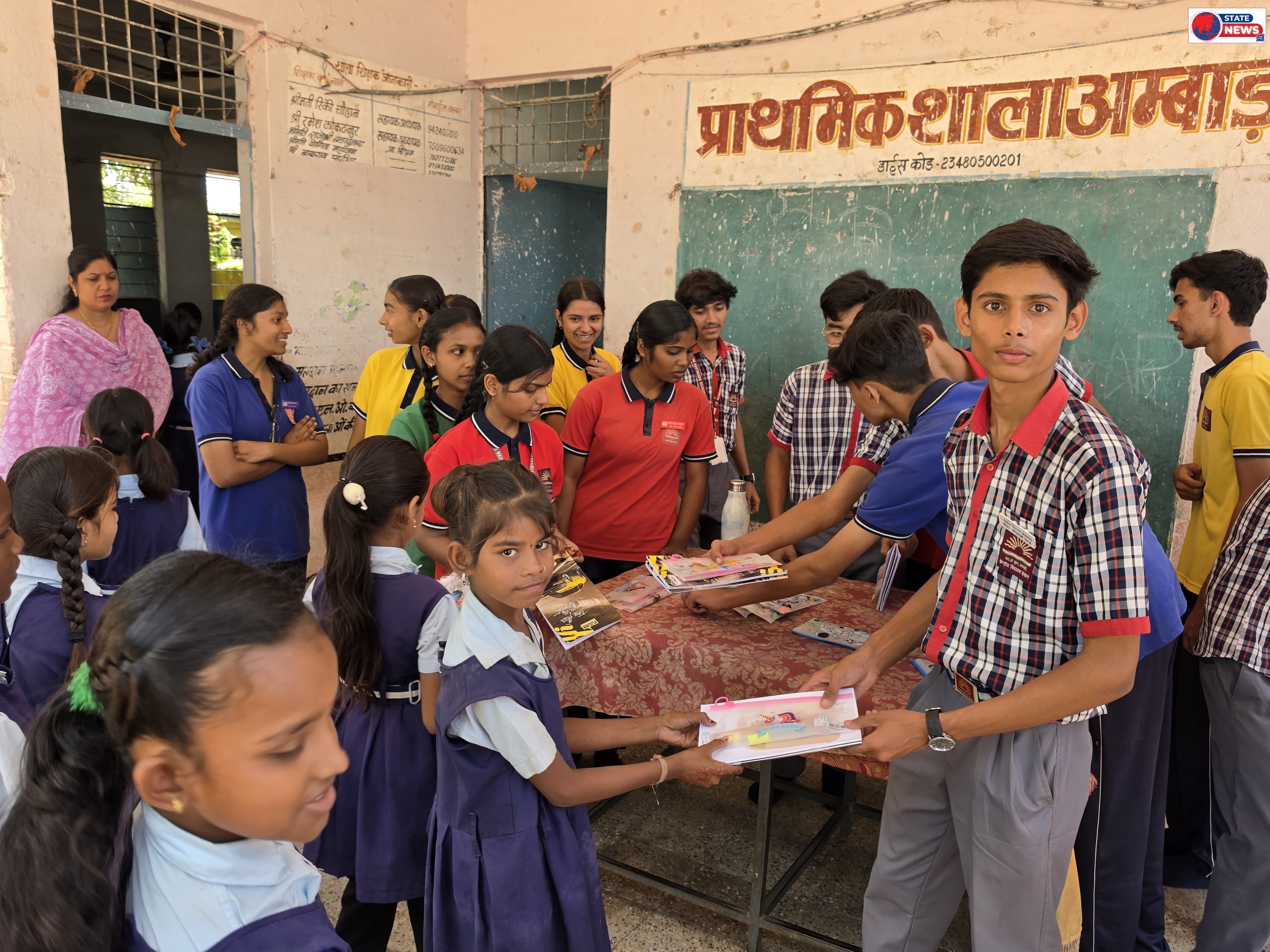 सामुदायिक कार्यक्रम के अंतर्गत प्राथमिक विद्यालय अंबाड़ा का भ्रमण में केन्द्रीय विद्यालय नेपानगर के विद्यार्थियों ने ग्रामीण बच्चों के साथ स