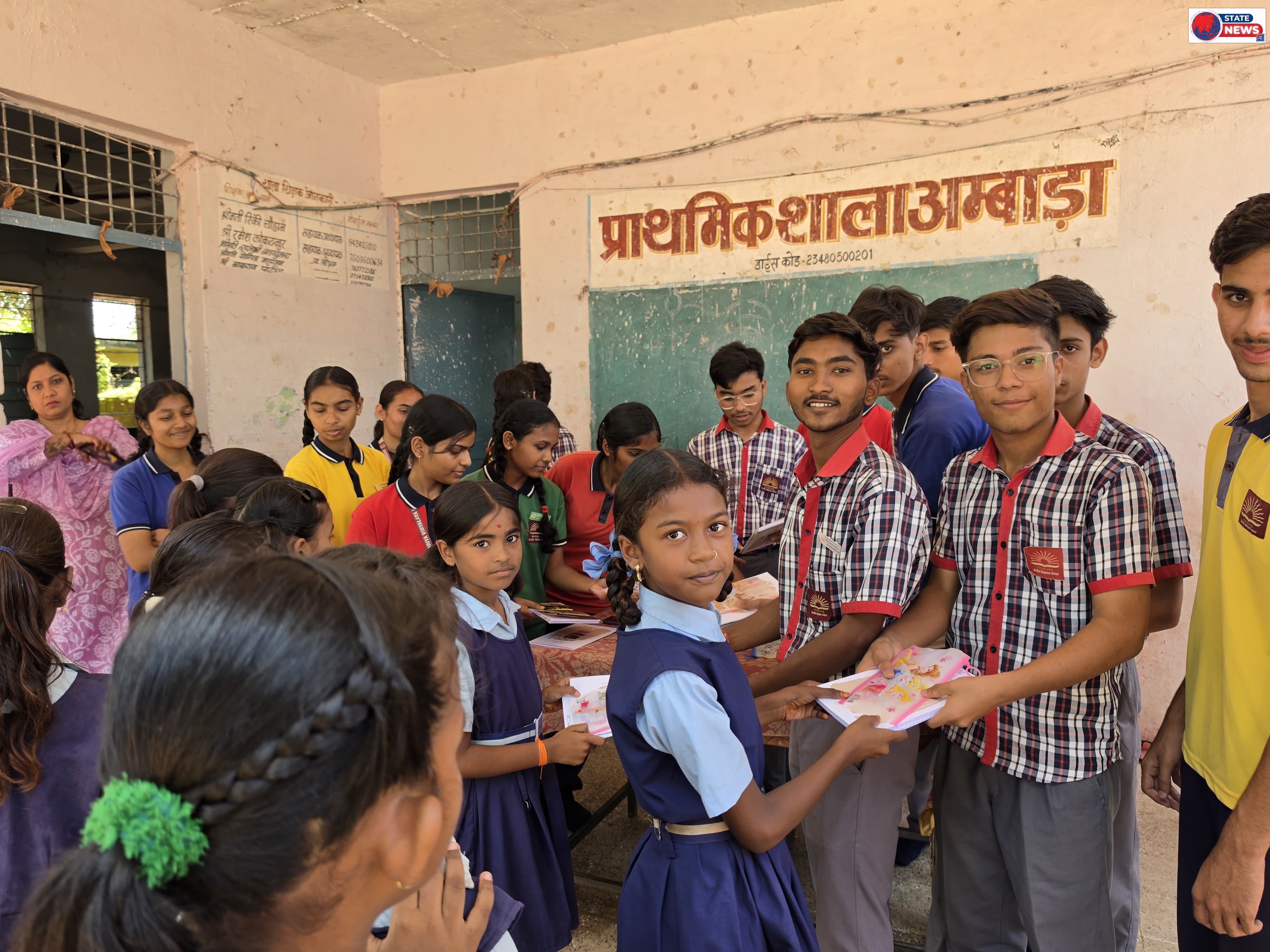 सामुदायिक कार्यक्रम के अंतर्गत प्राथमिक विद्यालय अंबाड़ा का भ्रमण में केन्द्रीय विद्यालय नेपानगर के विद्यार्थियों ने ग्रामीण बच्चों के साथ स