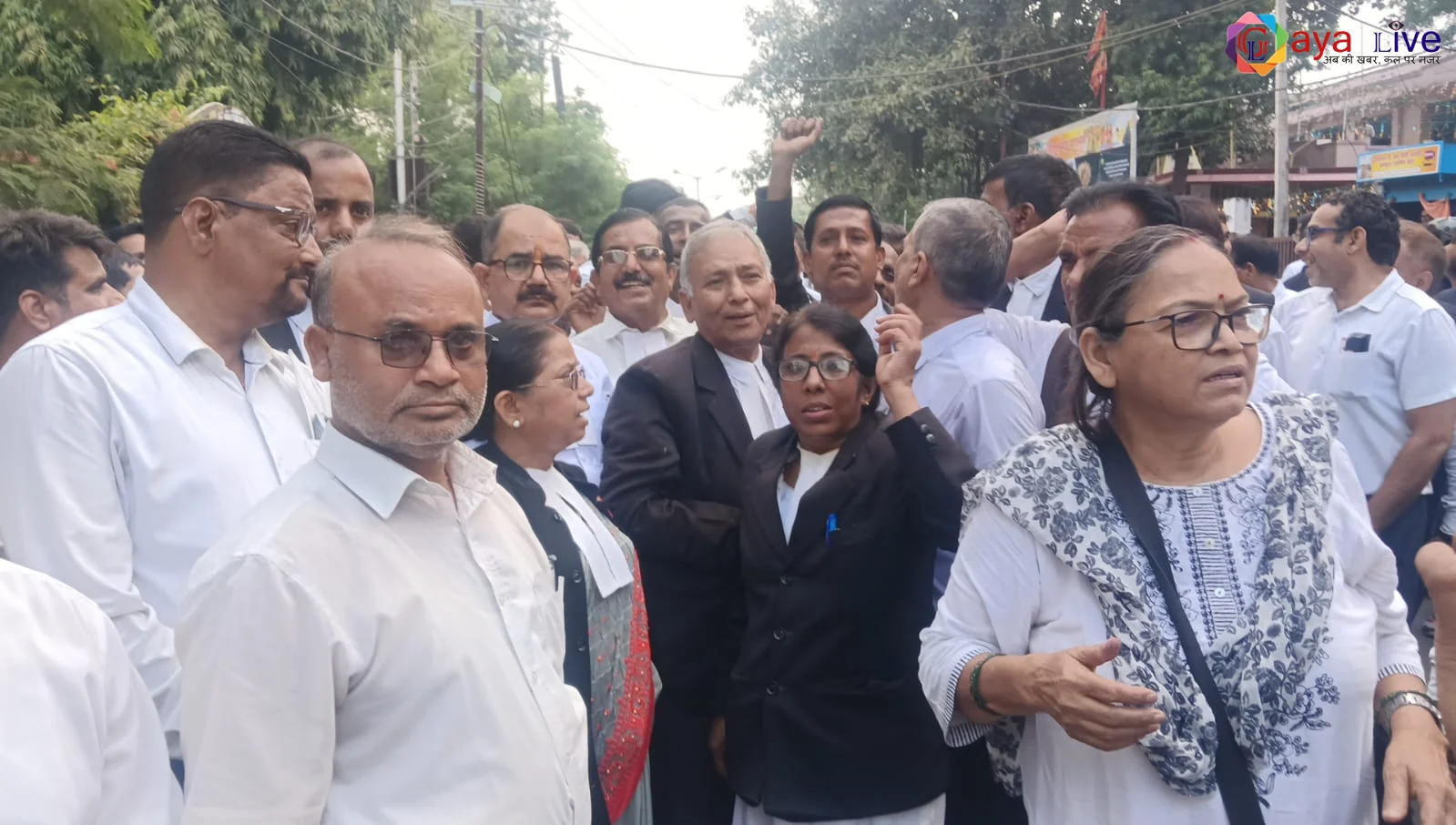 गया में पार्किंग निर्माण रोकने पर वकीलों का प्रदर्शन, सड़क जाम कर जताया विरोध