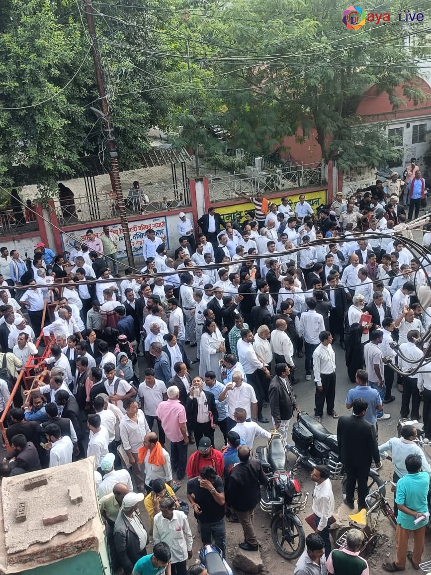 गया में पार्किंग निर्माण रोकने पर वकीलों का प्रदर्शन, सड़क जाम कर जताया विरोध