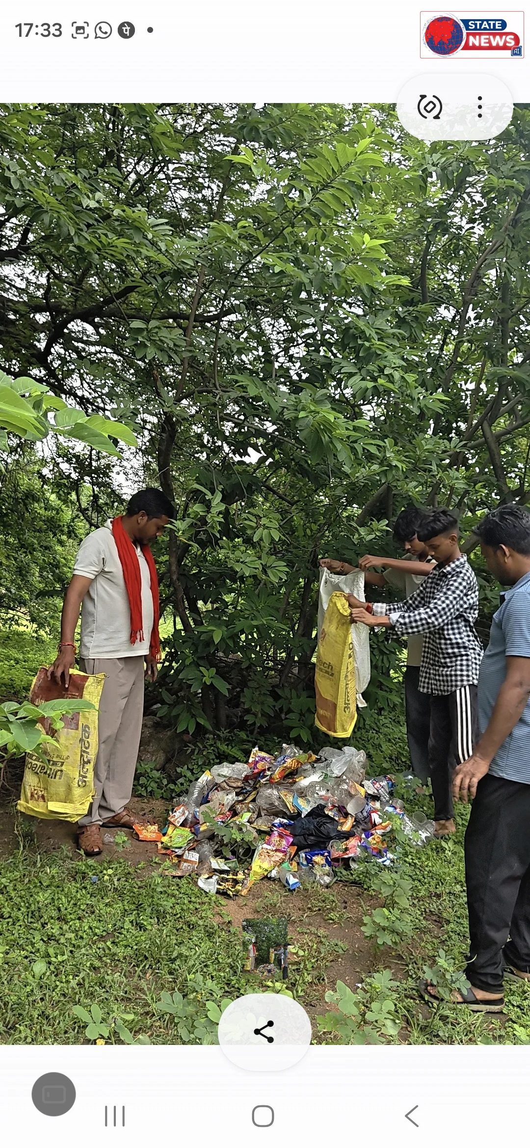 घूमने गए युवा, गंदगी देख सफाई में जुटे..कुछ ही देर में निखर उठा झरने का सोंदर्य 
