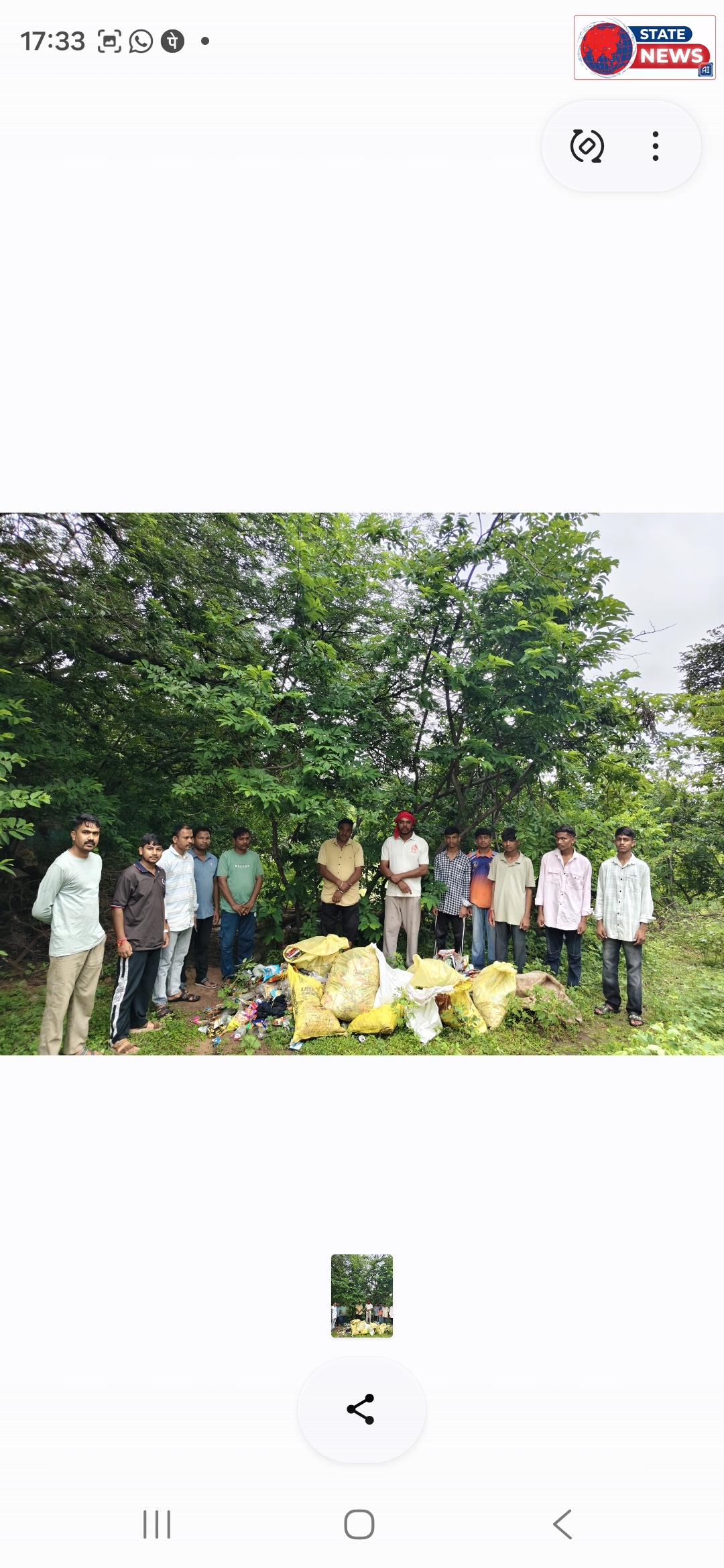 घूमने गए युवा, गंदगी देख सफाई में जुटे..कुछ ही देर में निखर उठा झरने का सोंदर्य 