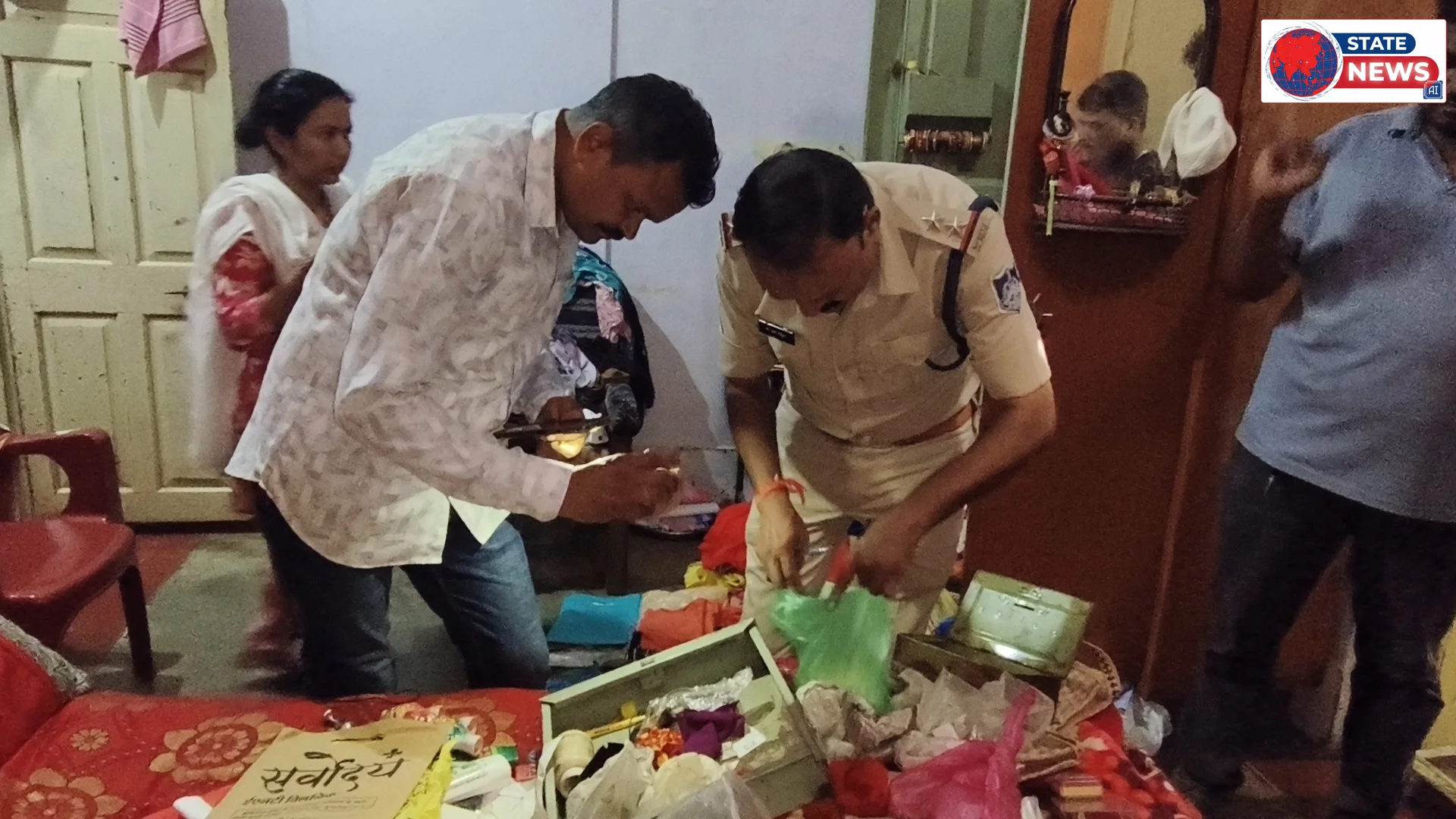 नेपानगर के हिलटॉप एरिया में ताला काट कर घर में घुसे चोर, लगभग 10 से 15 हजार रुपए नगद और सोनी एवं चांदी के आभूषण हुए चोरी ।