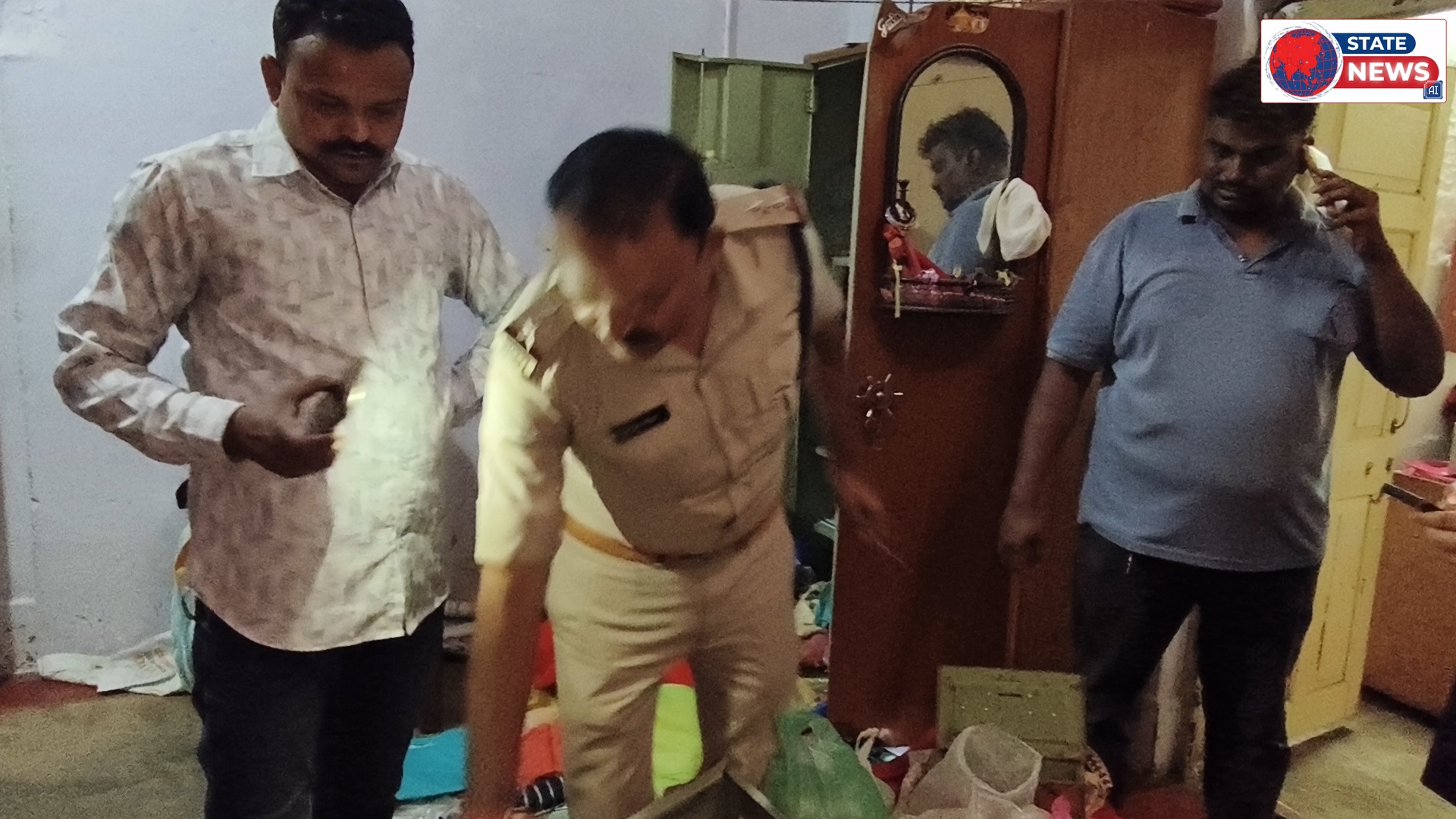 नेपानगर के हिलटॉप एरिया में ताला काट कर घर में घुसे चोर, लगभग 10 से 15 हजार रुपए नगद और सोनी एवं चांदी के आभूषण हुए चोरी ।