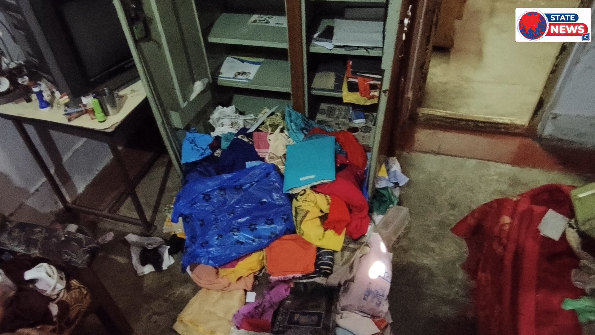 नेपानगर के हिलटॉप एरिया में ताला काट कर घर में घुसे चोर, लगभग 10 से 15 हजार रुपए नगद और सोनी एवं चांदी के आभूषण हुए चोरी ।
