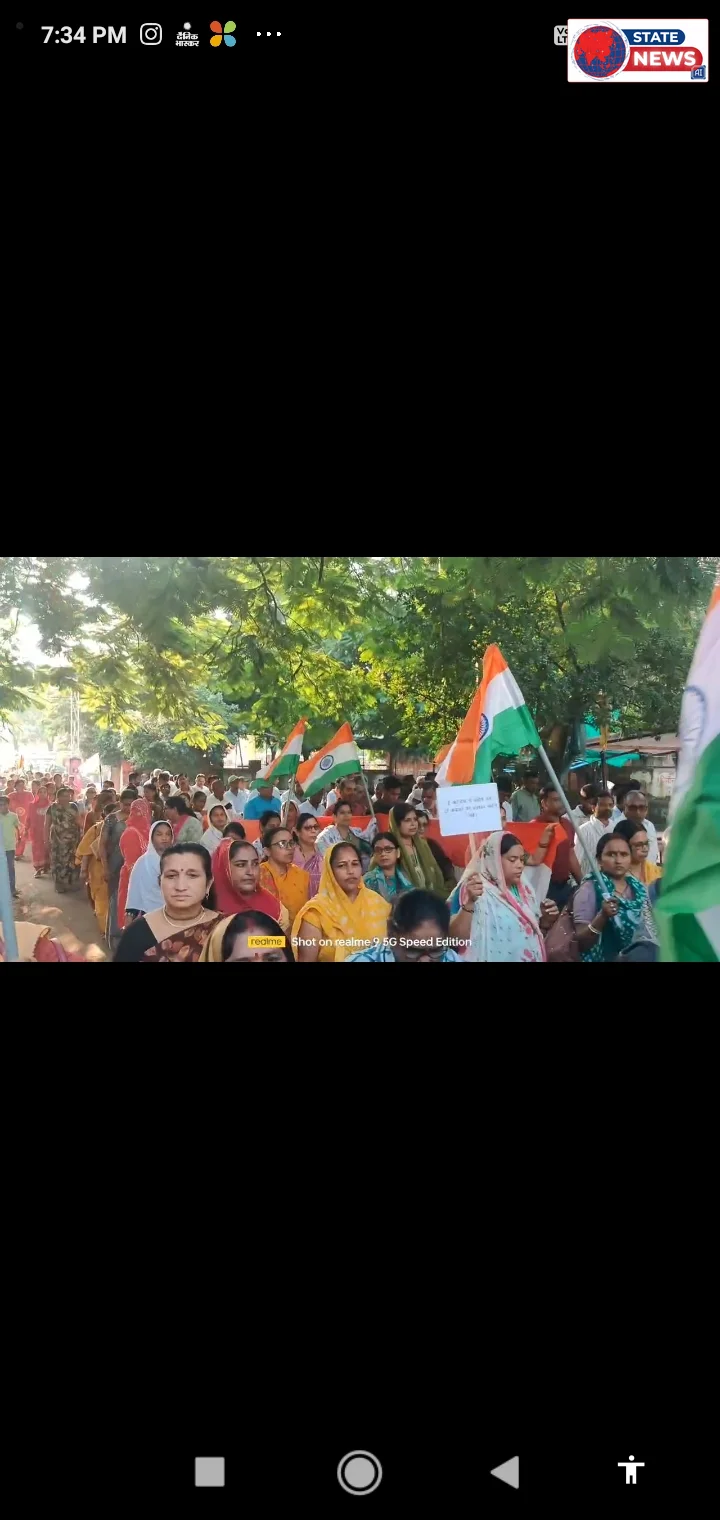*शिक्षकों ने निकाली तिरंगा रैली, नजरबाग में किया सामूहिक उपवास*  *टीकमगढ़।* आजाद अध्यापक शिक्षक संघ के प्रांताध्यक्ष भरत पटेल के आह्वान पर श