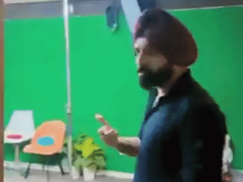 पाकिस्तान में पहले सिख एंकर के कार्यालय पर छापा, इमरान की खबर पर पाबंदी के बाद हंगामा