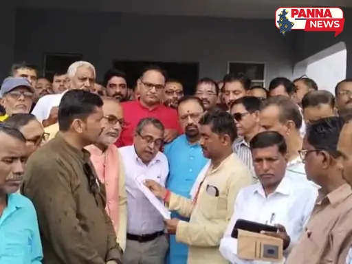 पन्ना में शिक्षक संघ की हुंकार, TET बंद करने और पुरानी पेंशन की मांग को लेकर सौंपा ज्ञापन   