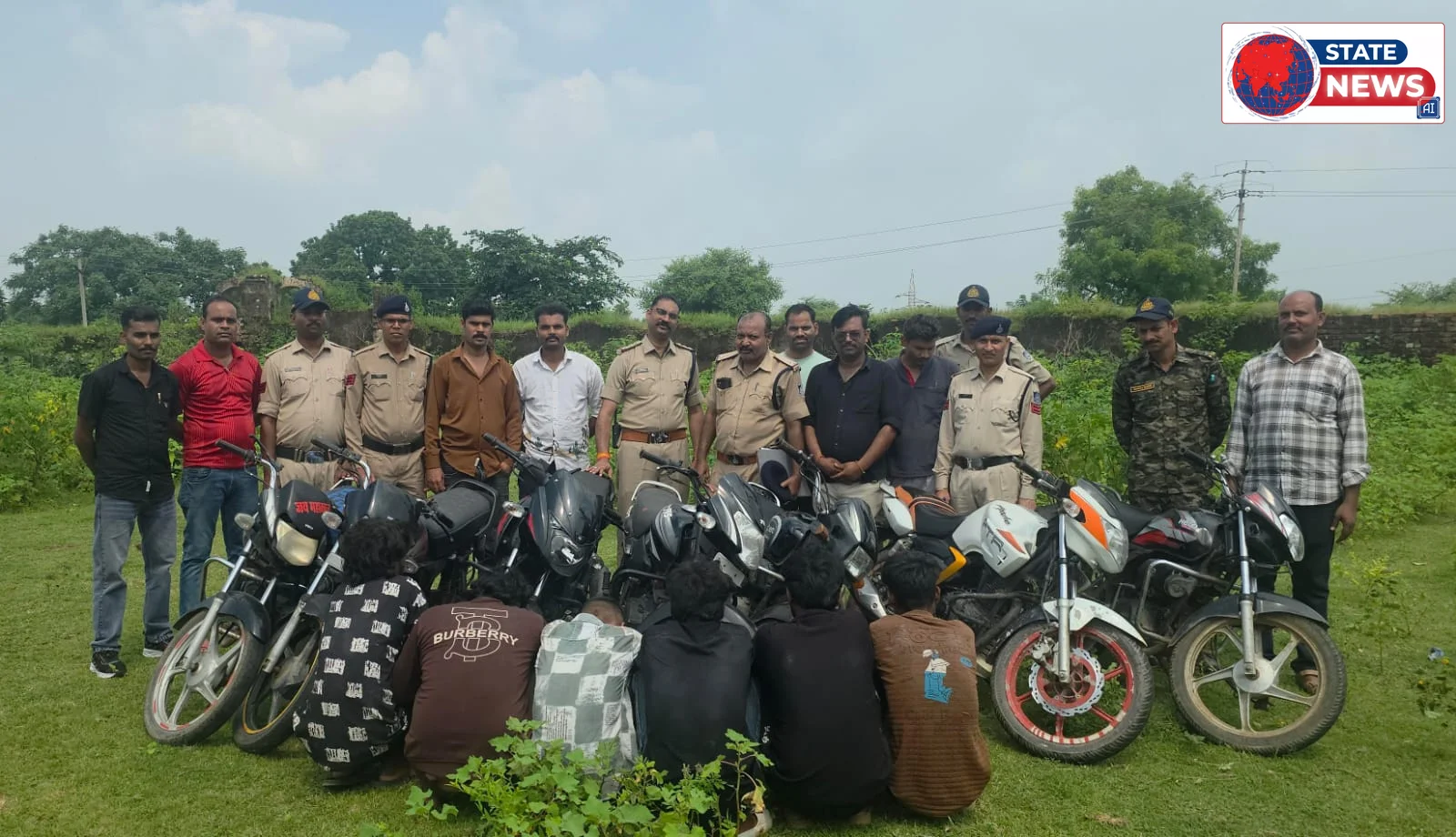 टीकमगढ़ पुलिस ने  अंतर्राज्यीय बाइक चोर गिरोह के 7 आरोपियों को 9 चोरी की बाइक सहित दबोचा    टीकमगढ़। पुलिस ने अंतर्राज्यीय मोटरसाइकिल चोर गि