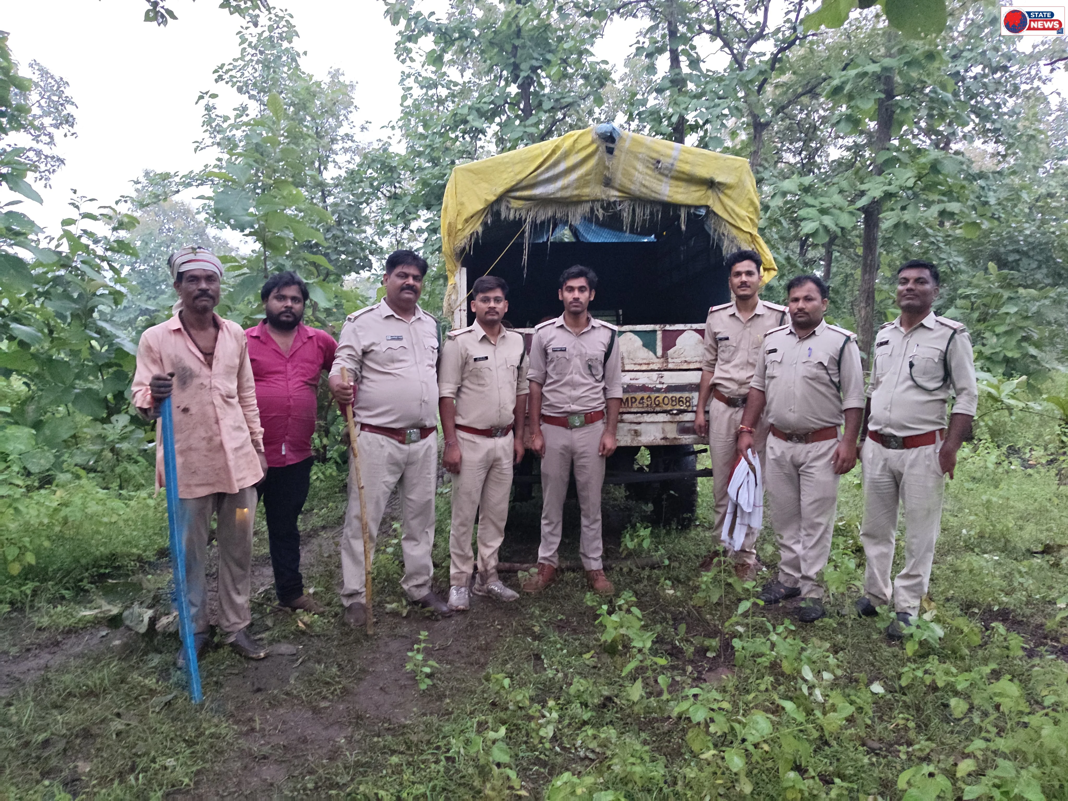 केसली में वन विभाग की बड़ी कार्रवाई: अवैध सागौन ले जा रही बोलेरो पिकअप जब्त, आरोपी फरार